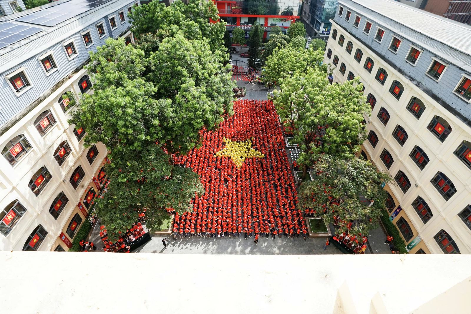 Sân trường Nguyễn Siêu rực rỡ sắc cờ hoa, thầy và trò bùng nổ cảm xúc cùng những giai điệu tự hào