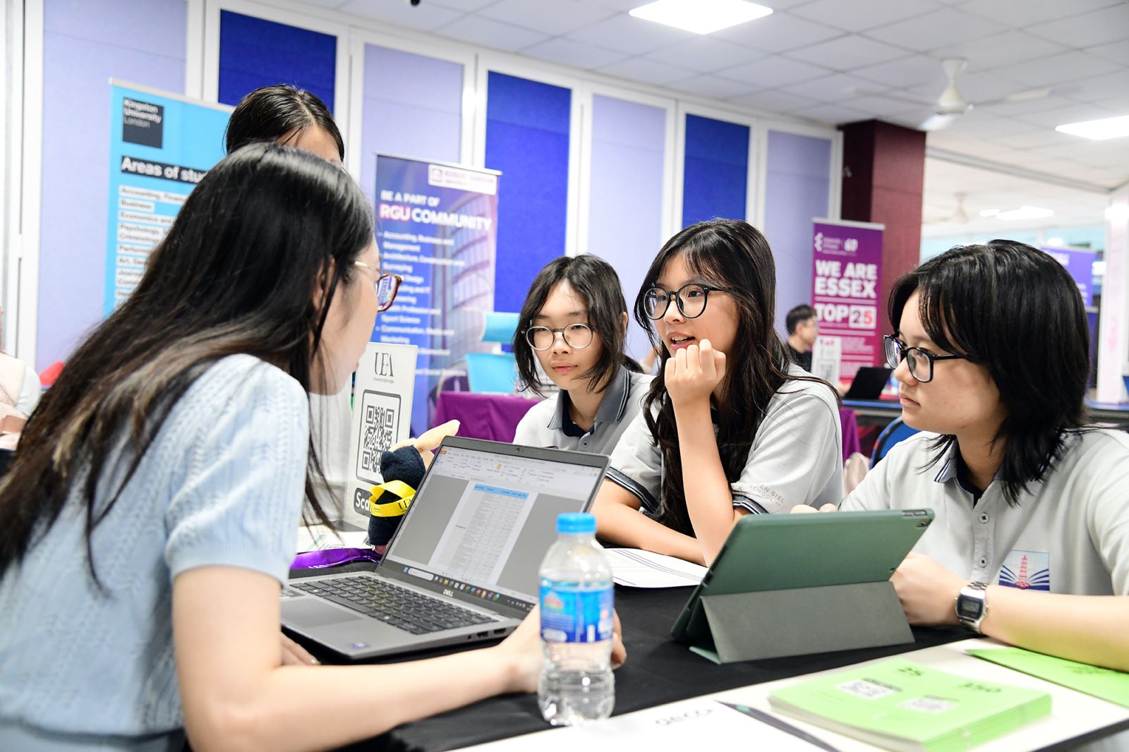 Cánh cửa du học rộng mở: Trường Nguyễn Siêu kết nối học sinh với Top các trường đại học của UK và Australia