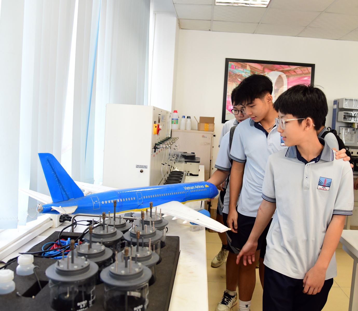 Học sinh Nguyễn Siêu “chạm tay” vào thế giới nghiên cứu khoa học tại USTH