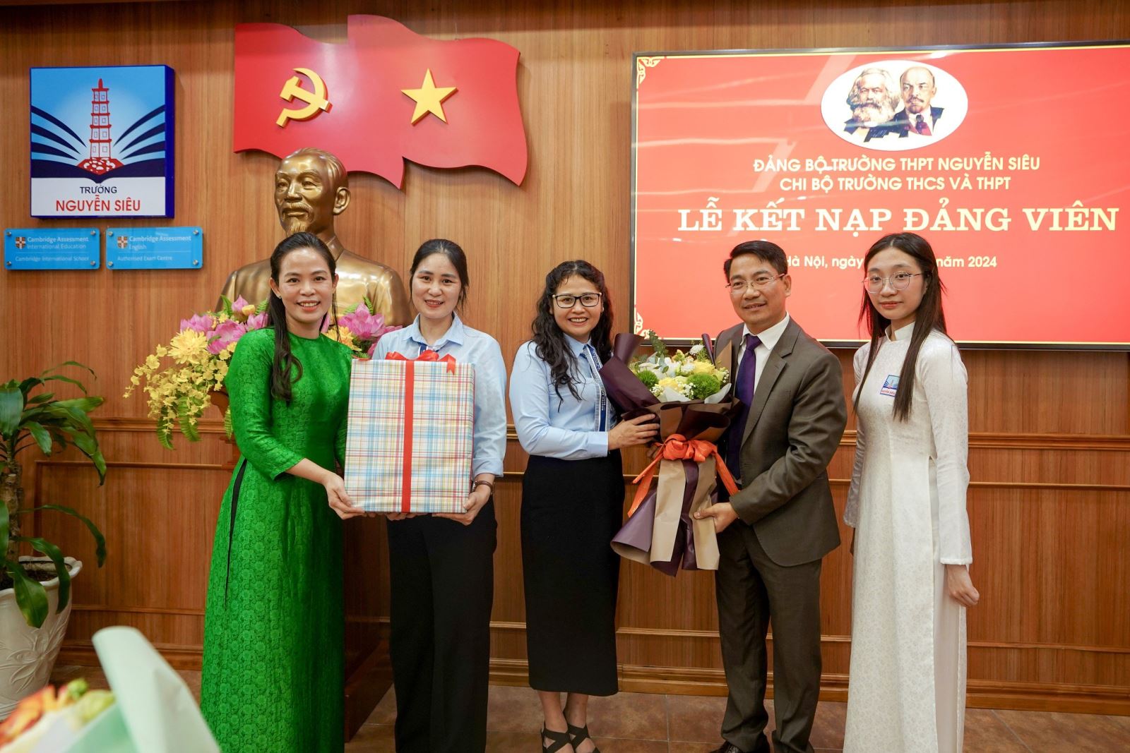 CHI BỘ NGUYỄN SIÊU KẾT NẠP ĐẢNG VIÊN ĐẦU TIÊN LÀ HỌC SINH
