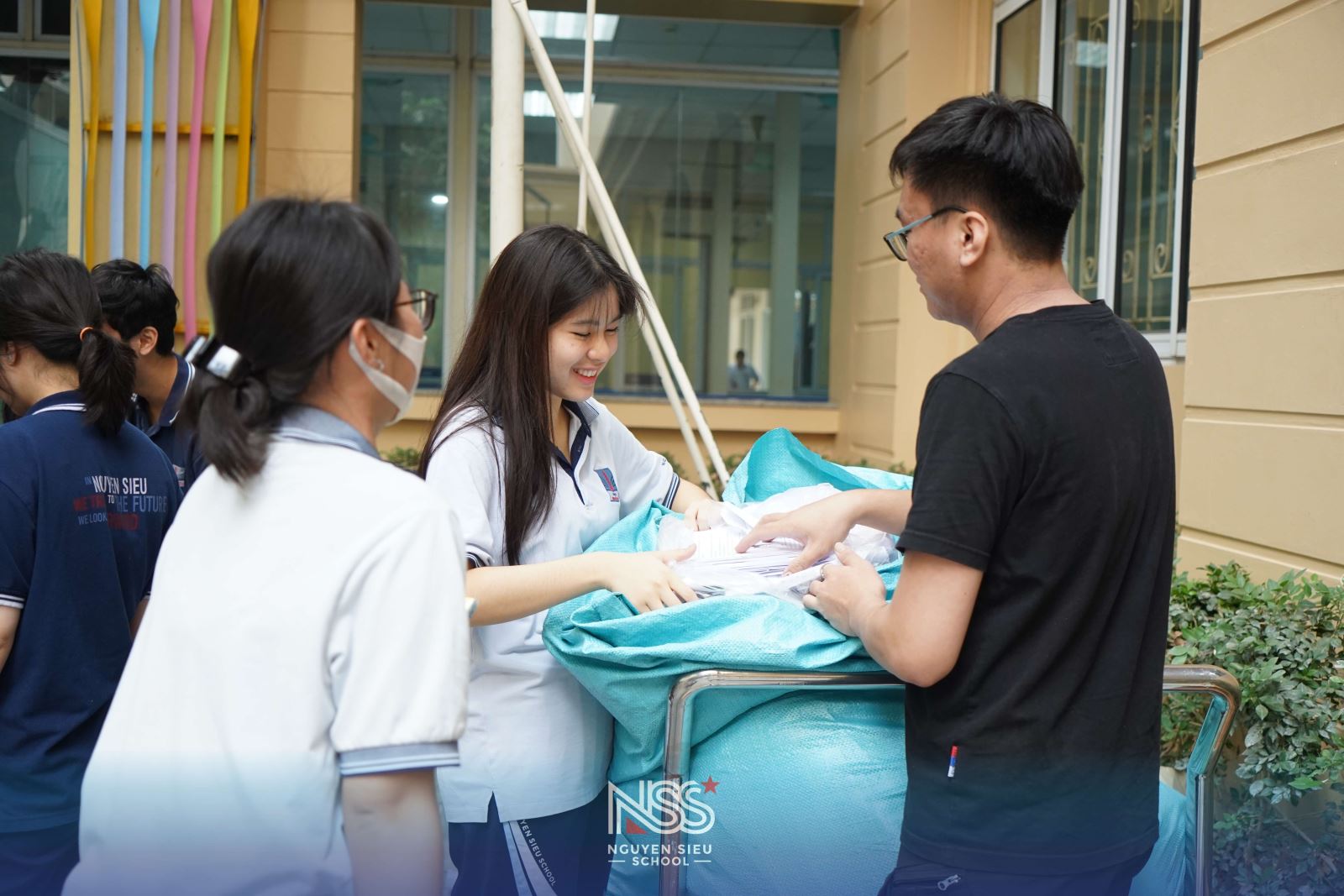 NS-ERS TÍCH CỰC THAM GIA ĐỔI RÁC LẤY QUÀ, DUY TRÌ THÓI QUEN PHÂN LOẠI RÁC THẢI