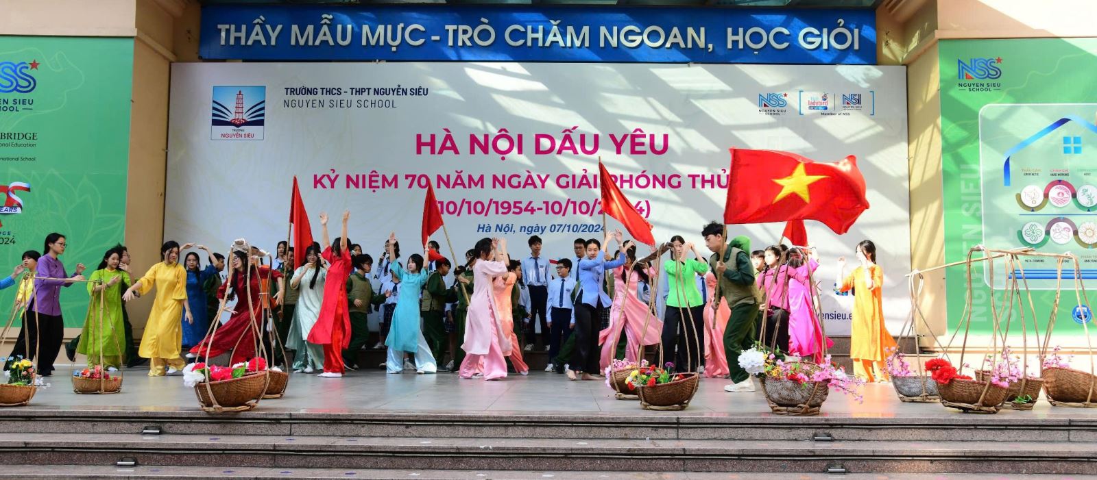 RỢP CỜ HOA MỪNG 70 NĂM GIẢI PHÓNG THỦ ĐÔ