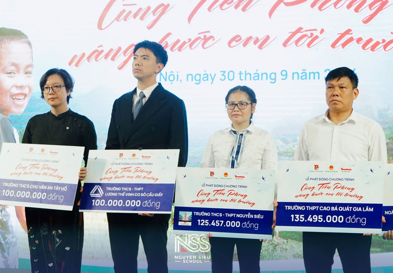 ĐỒNG HÀNH CÙNG HỌC SINH VÙNG CAO SAU BÃO LŨ, CHUNG TAY "NÂNG BƯỚC EM TỚI TRƯỜNG"
