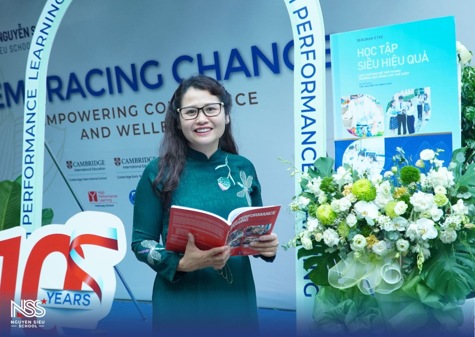 HIỆU TRƯỞNG TRƯỜNG NGUYỄN SIÊU CHUYỂN NGỮ CUỐN SÁCH "HỌC TẬP SIÊU HIỆU QUẢ"