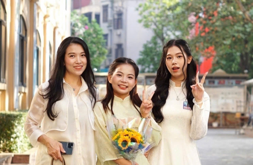 NỮ SINH HÀ NỘI GIỎI LỊCH SỬ, LÀ PHIÊN DỊCH VIÊN 3 NGÔN NGỮ