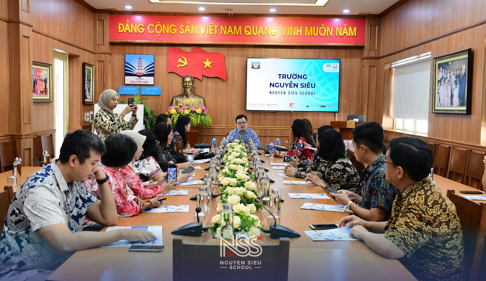 TRƯỜNG NGUYỄN SIÊU GIAO LƯU, CHIA SẺ KINH NGHIỆM VỚI CÁC TRƯỜNG INDONESIA
