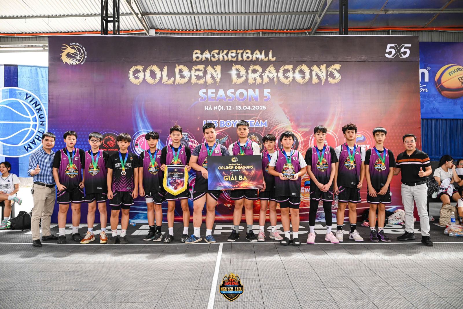 DÀN TUYỂN THỦ LỚP 7 NGUYỄN SIÊU THI ĐẤU XUẤT SẮC TẠI GIẢI BÓNG RỔ GOLDEN DRAGONS