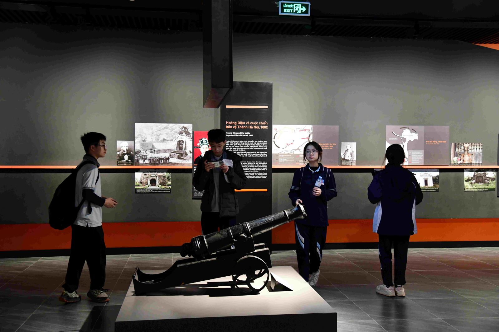 Học lịch sử cùng học sinh Trường Nguyễn Siêu tại Bảo tàng Quân sự và Bảo tàng Phòng không - Không quân