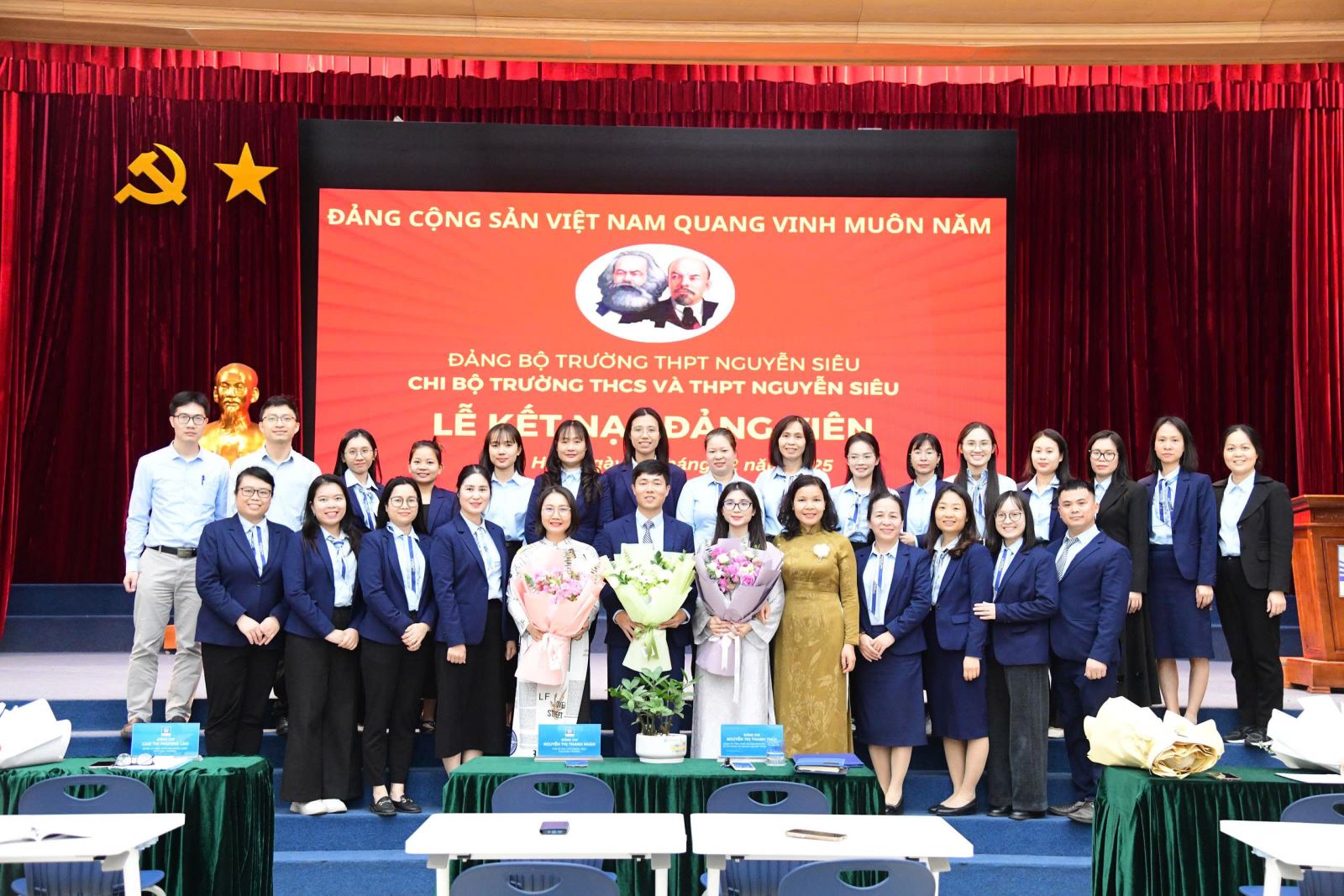 Chi bộ Trường THCS và THPT Nguyễn Siêu tổ chức Lễ kết nạp Đảng cho ba Đảng viên mới