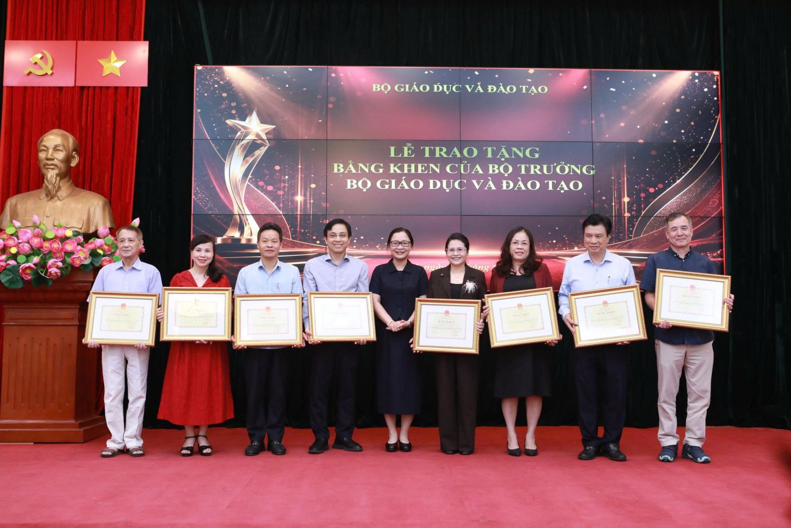 Hiệu trưởng Trường Nguyễn Siêu vinh dự nhận Bằng khen của Bộ trưởng Bộ Giáo dục và Đào tạo