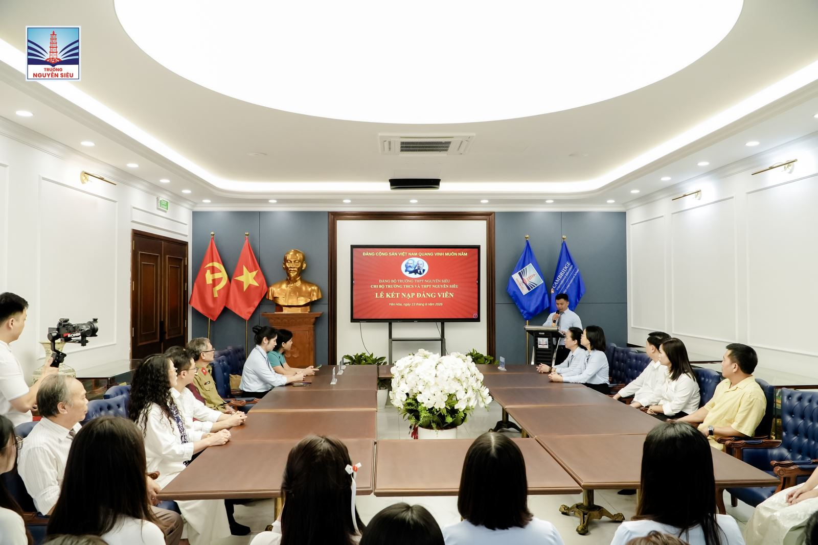 Đảng bộ Trường THPT Nguyễn Siêu tổ chức Lễ kết nạp 3 học sinh lớp 12 vào Đảng