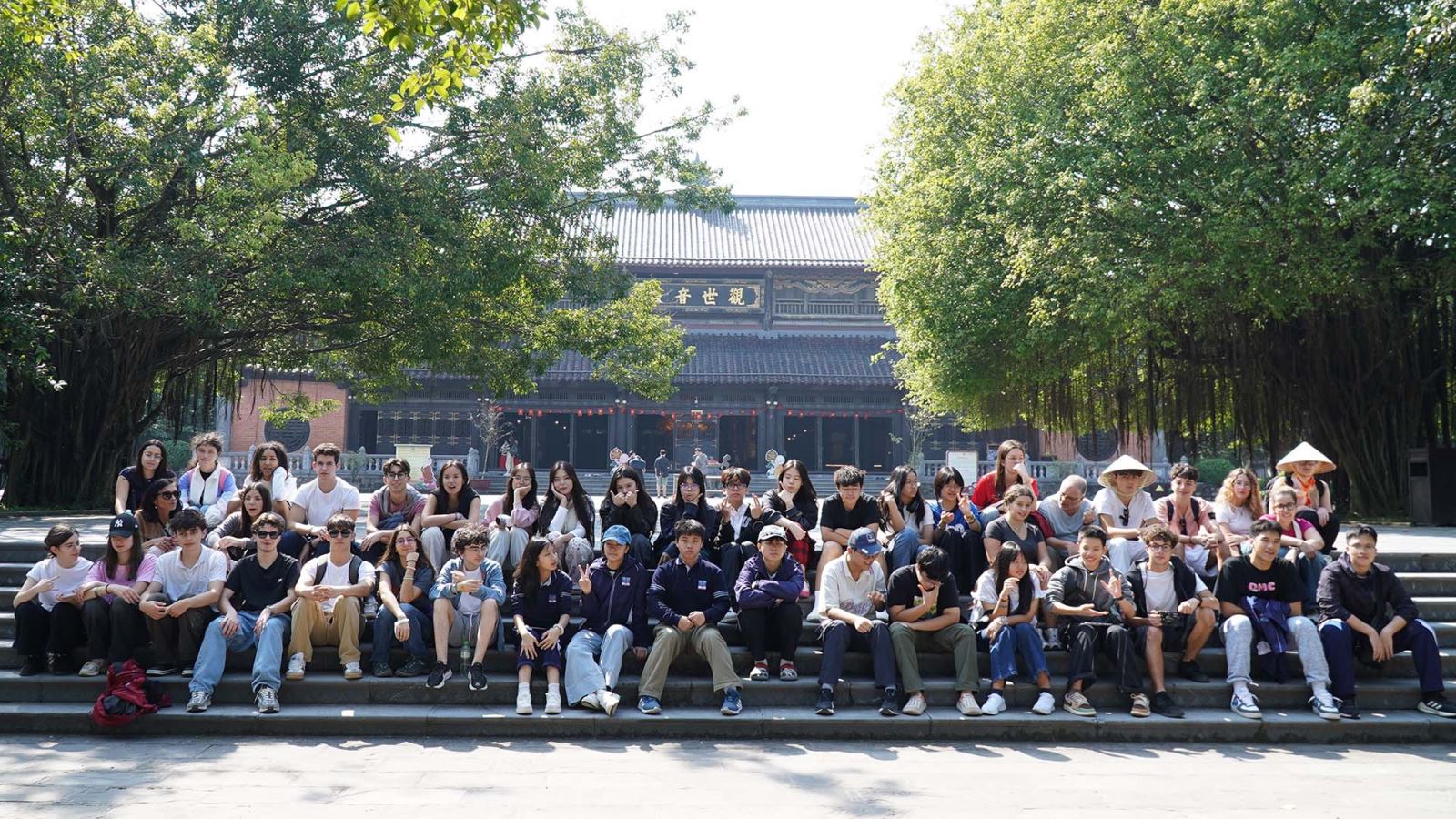 Học sinh 2 trường đi tham quan Ninh Bình