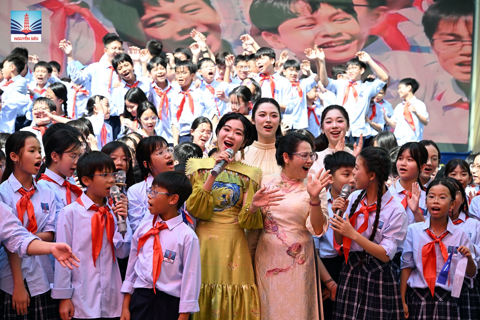 Khi người lớn lắng nghe - con có thêm một tấm khiên bước vào thế giới số